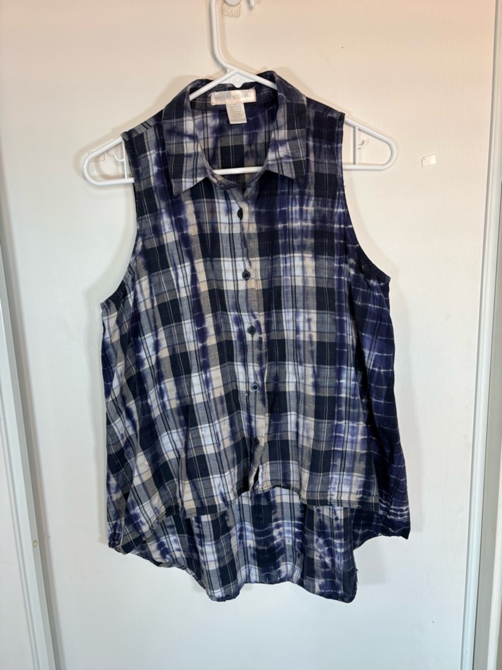 Band of Gypsies Women's Tank Top Size Medium Blue Tye-dye‎ Plaid Button Up